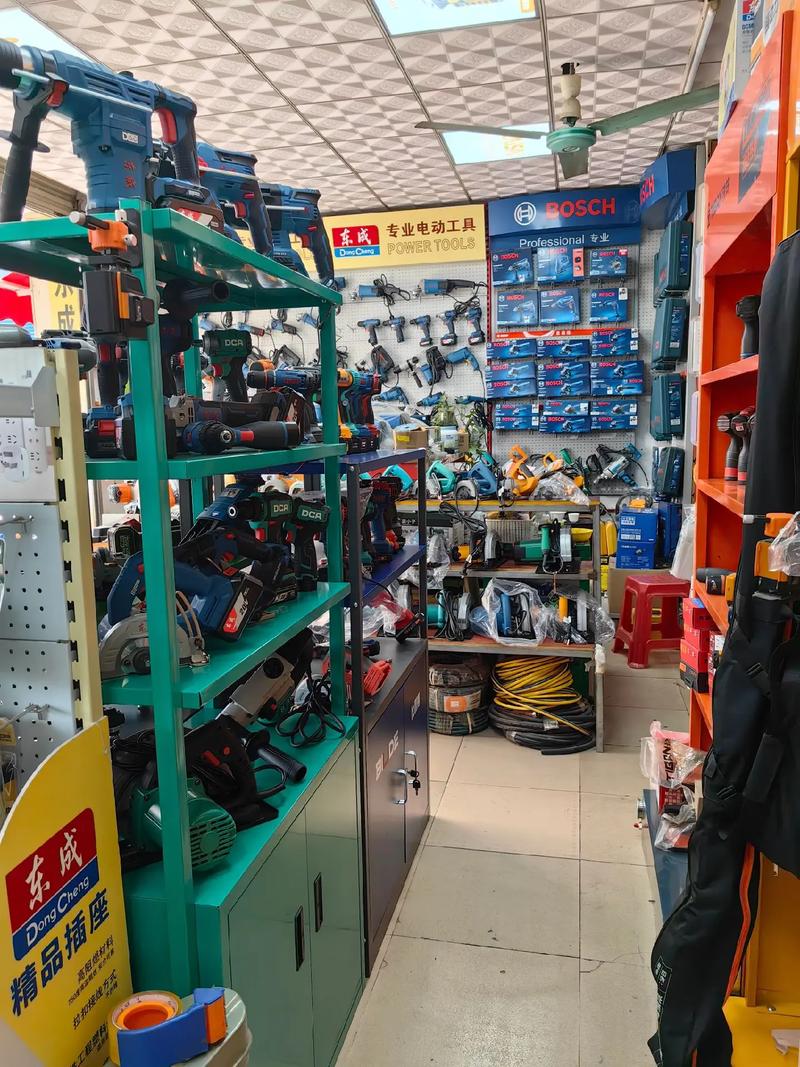 五金機電實體店 努力工作,年前買件軍大衣過新年